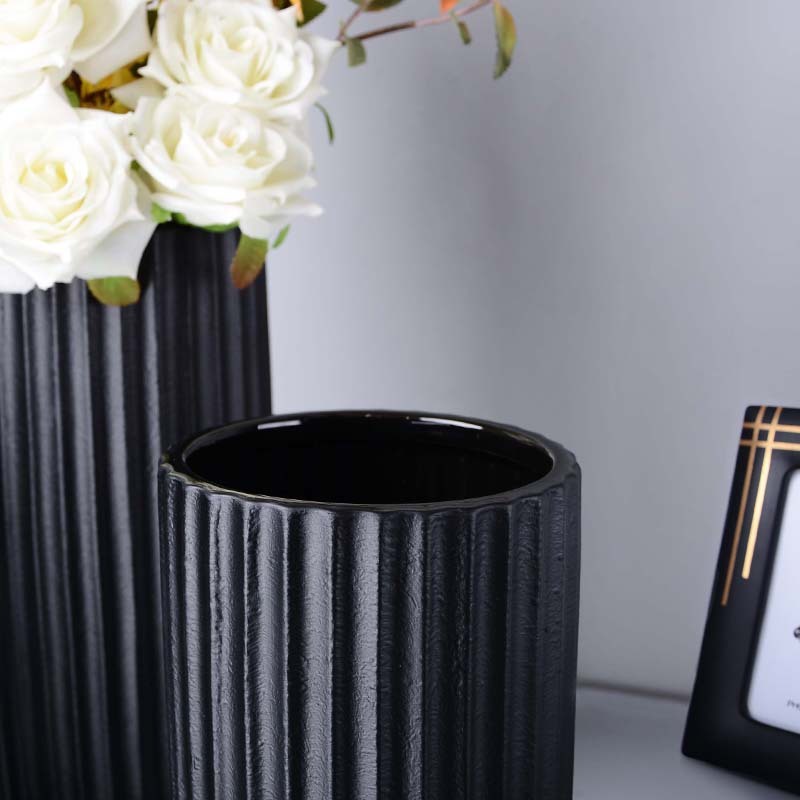 Décoration de Vase en Céramique - Élégance et Simplicité
