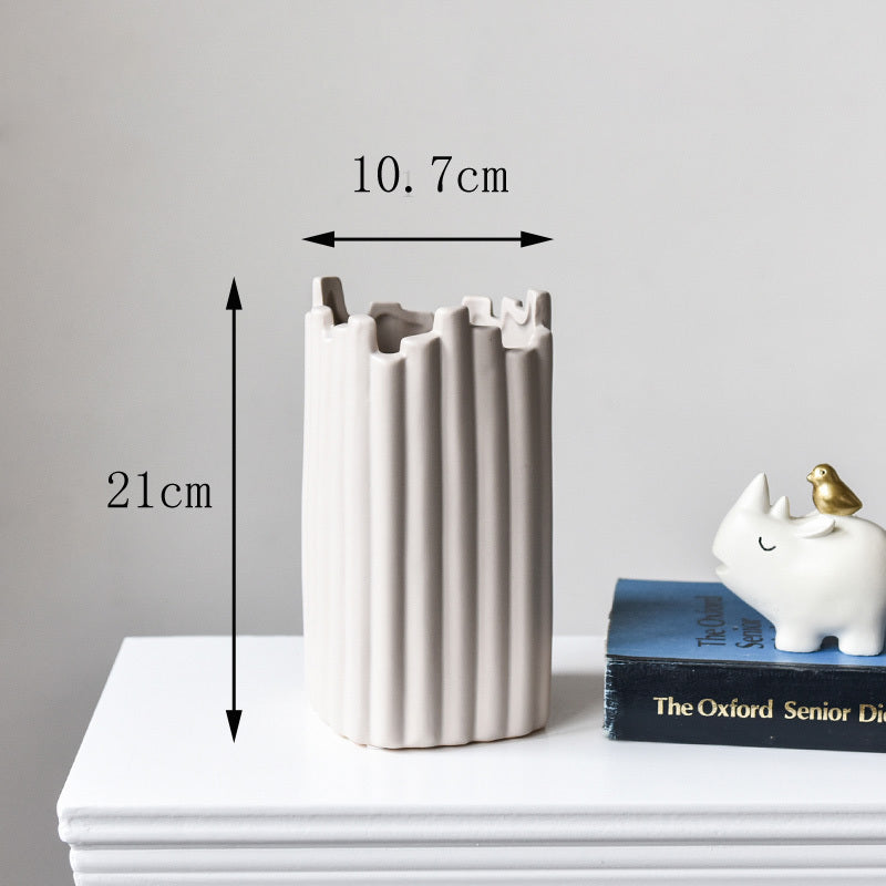 Vase Décoratif en Céramique Nordique - Design Irrégulier et Artistique